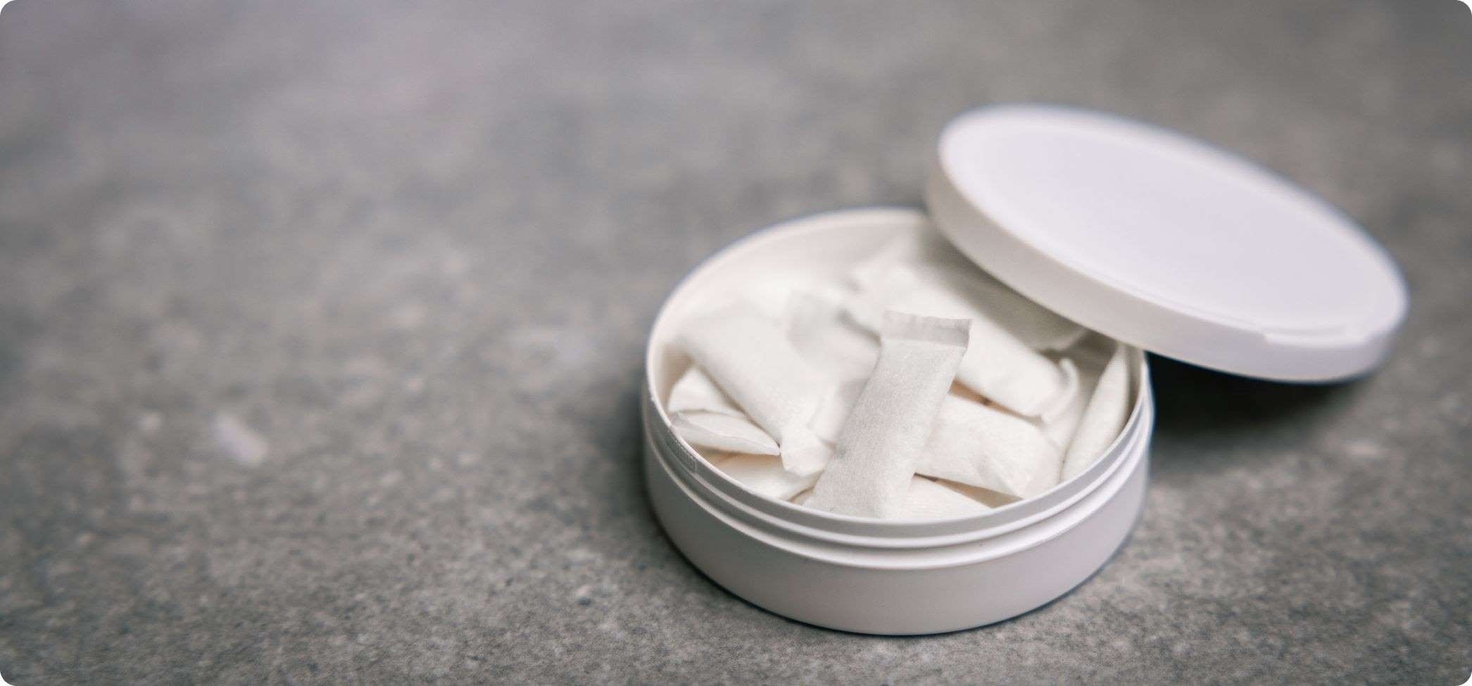 Vitt snus med höga nikotinhalter