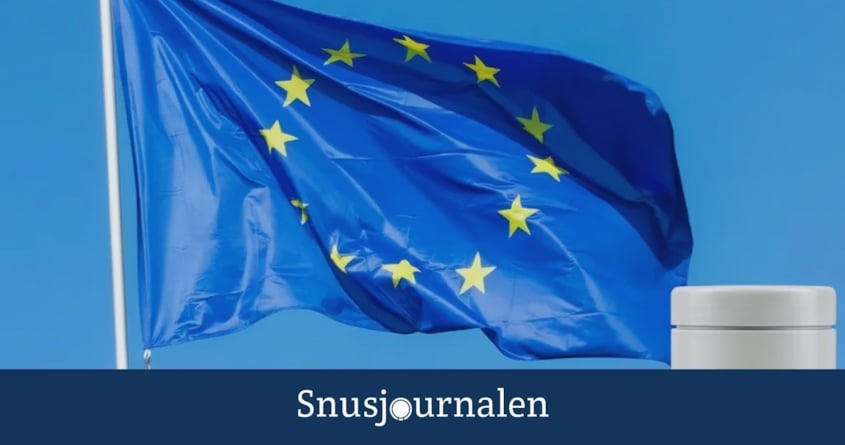 U-flagga som vajar mot blå himmel med en vit snusdosa i förgrunden – symbol för svensk påverkan på EU:s snuspolitik.