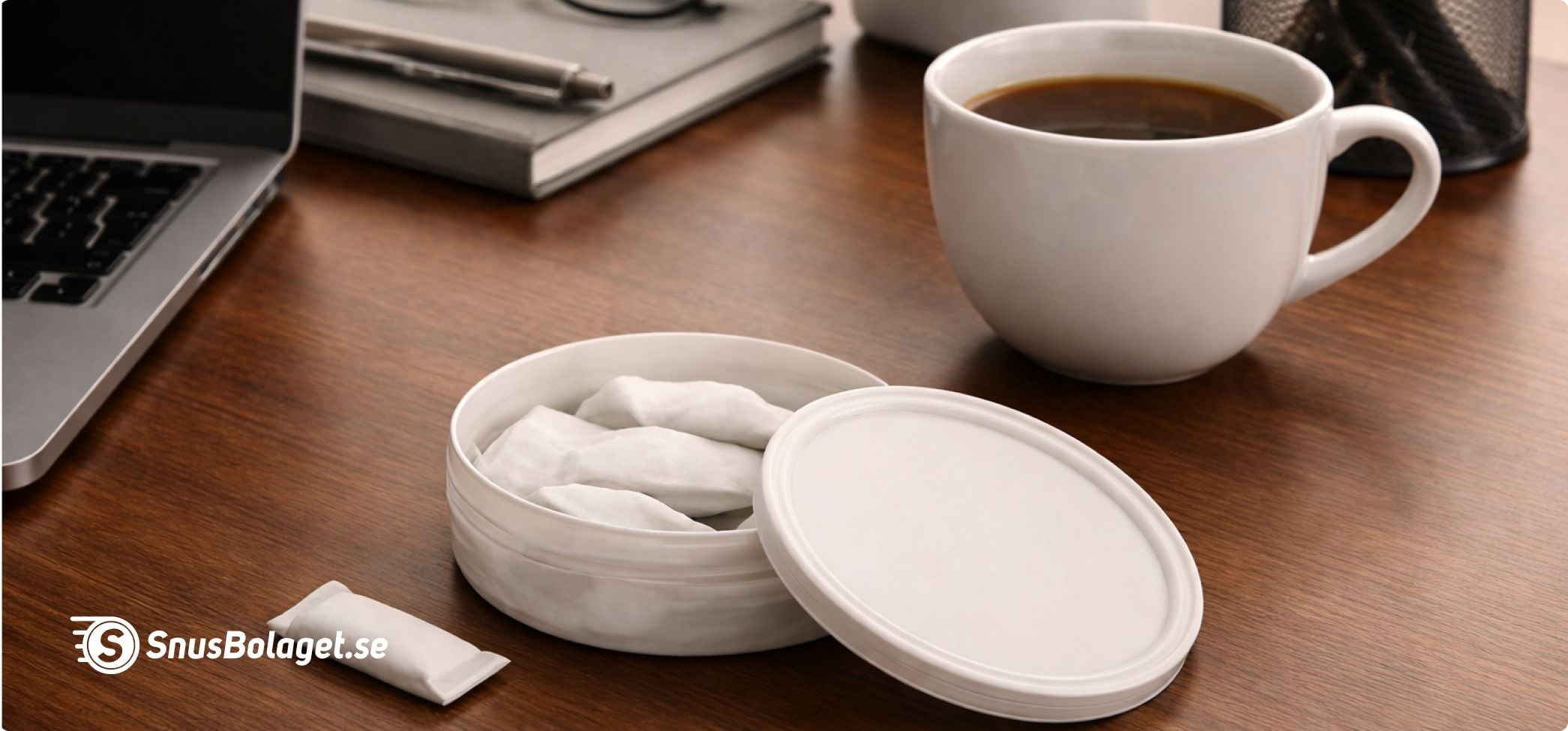 snus och kaffe på ett kontorsbord