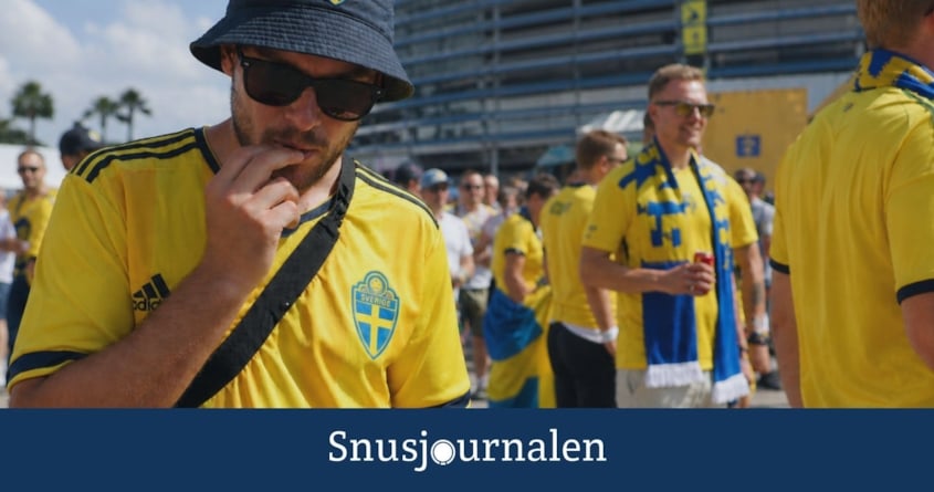 Svensk man utanför fotbolls-vm stadio som snusar