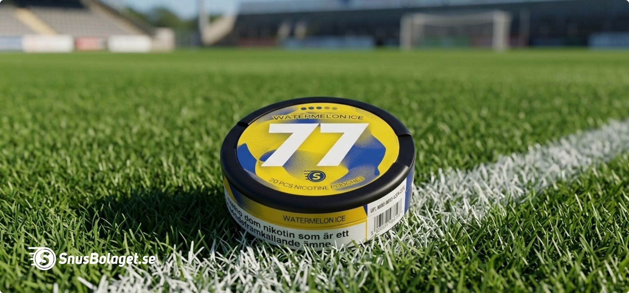 77 snus snusdosa på en fotbollsplan