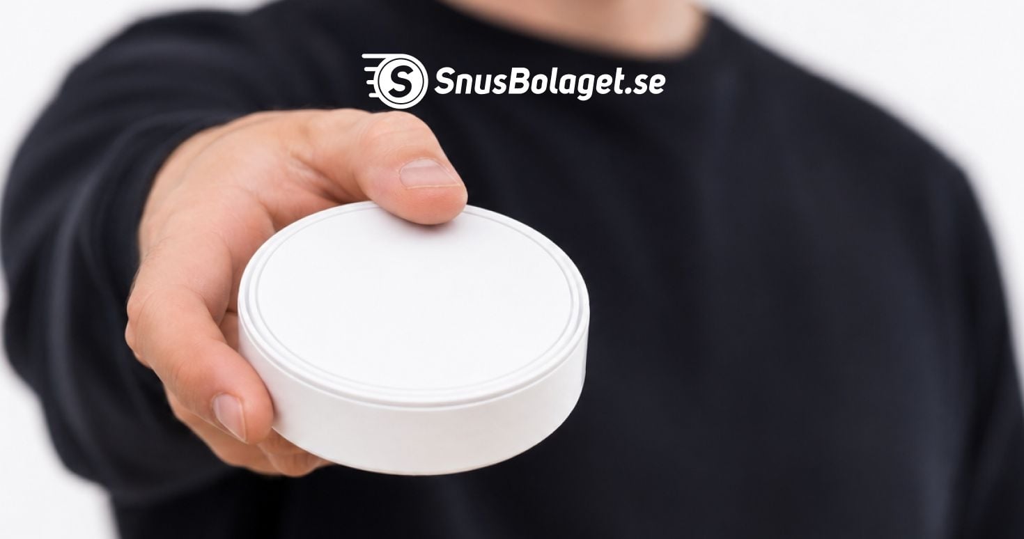 En person som räcker fram en snusdosa