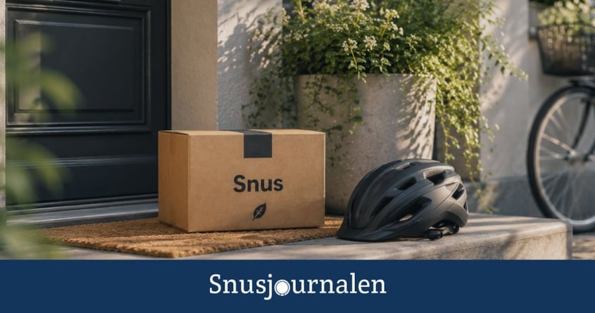 Cykelhjälm och snuspaket på en veranda - Snusbolagets cykelleveranser