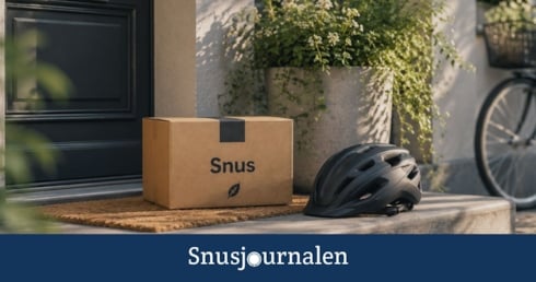 Cykelhjälm och snuspaket på en veranda - Snusbolagets cykelleveranser