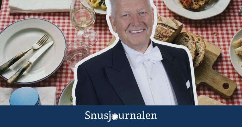 Vett och etikett experten Mats framför ett restaurangbord och en snusdosa på bordet