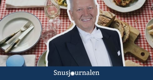 Vett och etikett experten Mats framför ett restaurangbord och en snusdosa på bordet