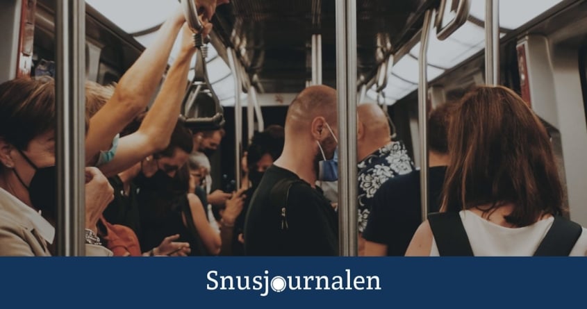 Pendlare i en tunnelbana som har på sig mask - Snus i lågkonjunktur