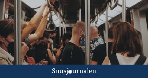 Pendlare i en tunnelbana som har på sig mask - Snus i lågkonjunktur