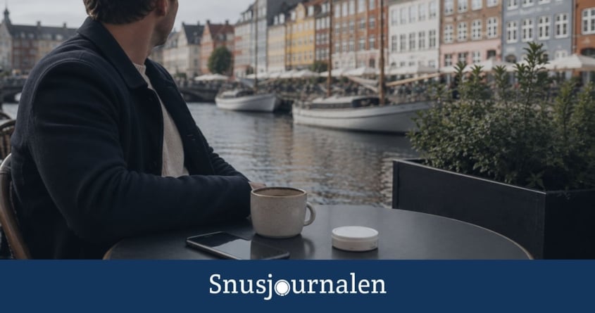 Snus, kaffe och mobil på bordet och Köpenhamn som utsikt - snus i Danmark regler