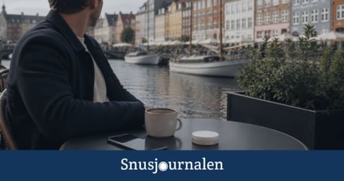 Snus, kaffe och mobil på bordet och Köpenhamn som utsikt - snus i Danmark regler