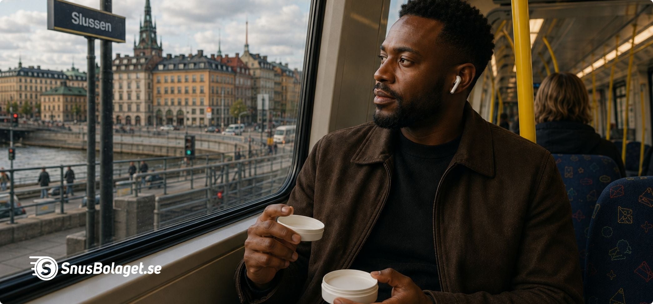 Man på tunnelbanan som håller i en snusdosa