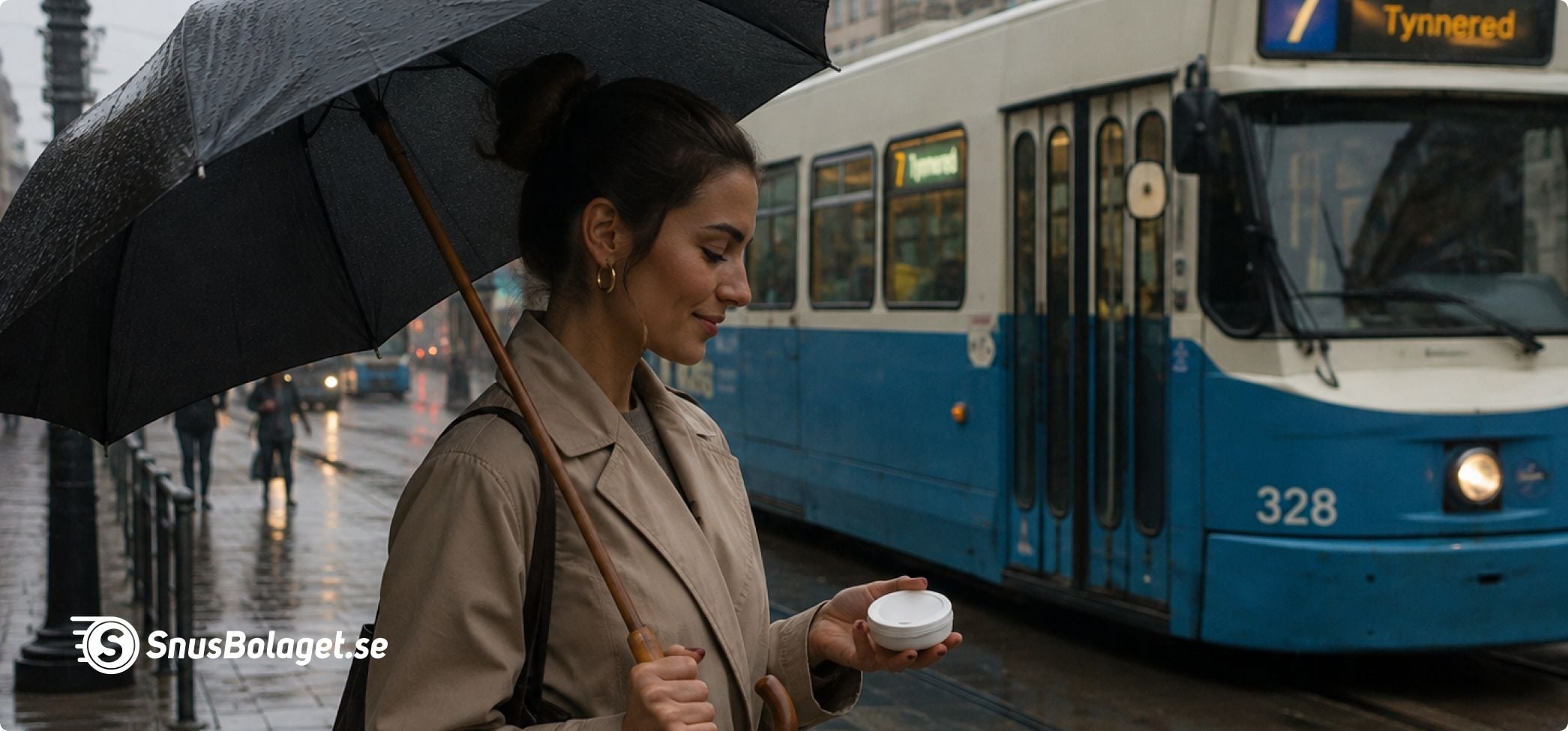 Kvinna som håller i ett paraply i ett regnigt göteborg med en snusdosa i ena handen.